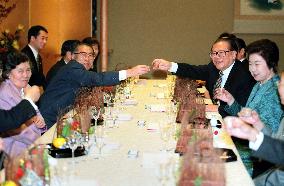 Jiang attends dinner hosted by Obuchi